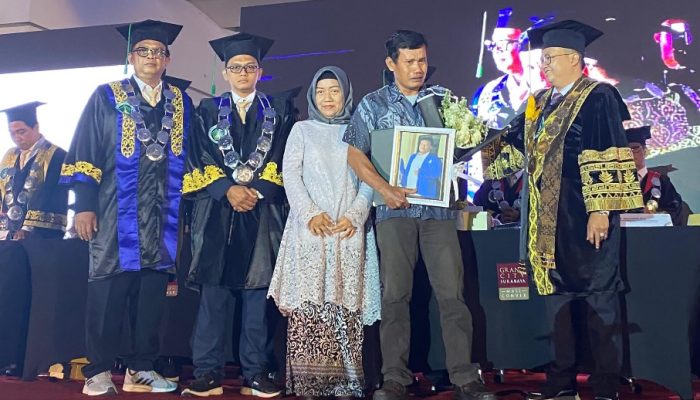 Momen Penuh Haru Pecah, Saat Orang Tua Almarhum Wisudawan Hadiri Prosesi Wisuda ke-22 UMAHA