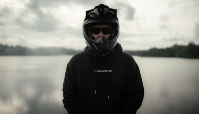 5 Cara Ampuh Atasi Kaca Helm Berembun Saat Musim Hujan