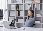 7 Gerakan Peregangan Sederhana untuk Dilakukan di Kantor