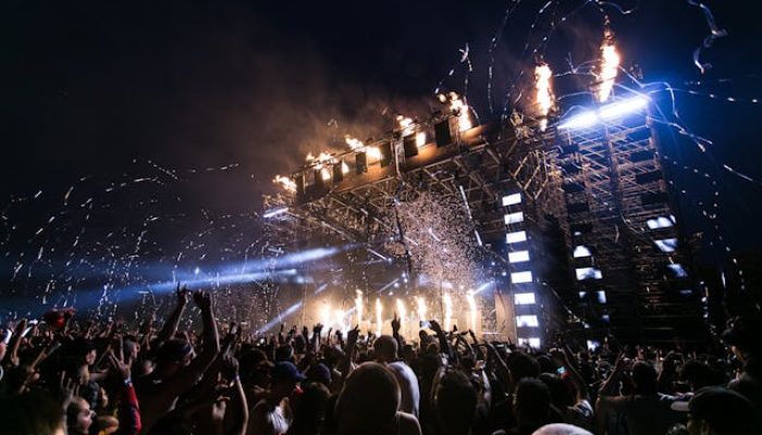 Kenapa Konser Musik Digelar Malam Hari? Ini Alasannya