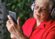 5 Cara Halus Menegur Orang Tua yang Terlalu Sibuk dengan Gawai