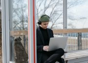 5 Tips Ampuh Hindari Distraksi saat Kerja, Gunakan Musik Instrumental