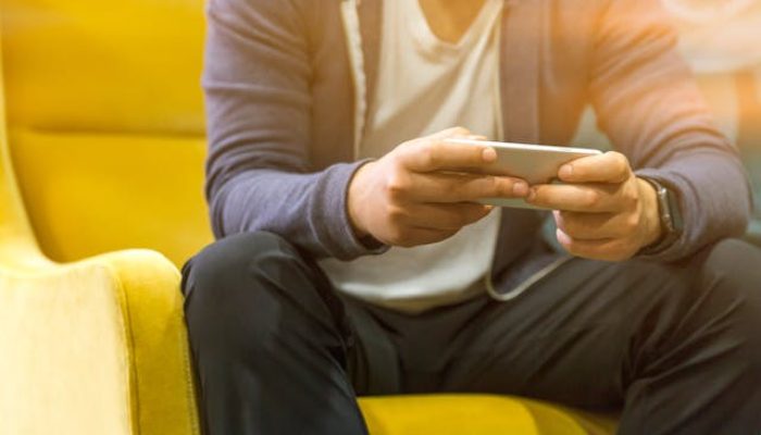 7 Bahaya Menggunakan HP di Bawah Sinar Matahari Langsung