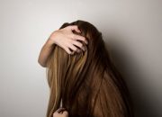 5 Tips Cegah Rambut Lepek saat Traveling, Tetap Segar Seharian