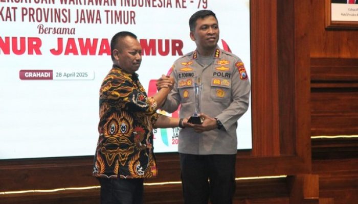 Kombes Pol Christian Tobing Raih PWI Jatim Awards atas Inovasi Pelayanan Publik