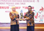 Sukses Bangun Ekonomi Regional Lewat Misi Dagang, Gubernur Khofifah Raih PWI Jatim Award 2025