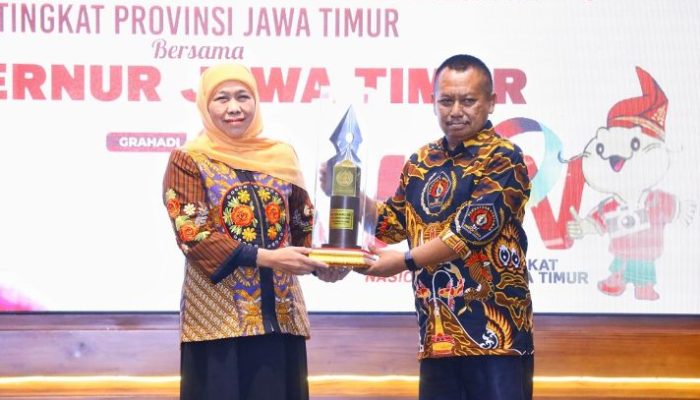 Sukses Bangun Ekonomi Regional Lewat Misi Dagang, Gubernur Khofifah Raih PWI Jatim Award 2025