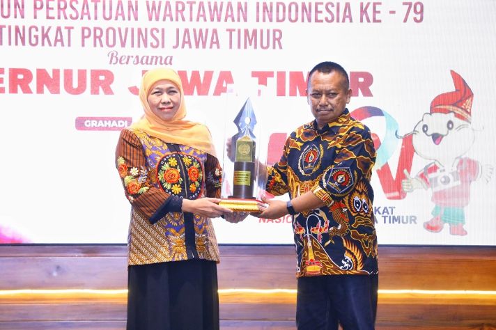 khofifah raih PWI Jatim Arawd 2025