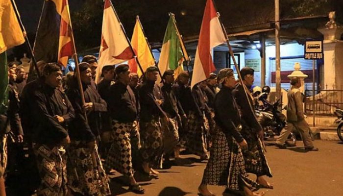 Mubeng Beteng, Ritual Sunyi di Malam 1 Suro untuk Refleksi Diri