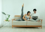 Stop Scroll! 5 Gerakan Yoga Simpel Buat Hilangin Pegel Seharian Duduk