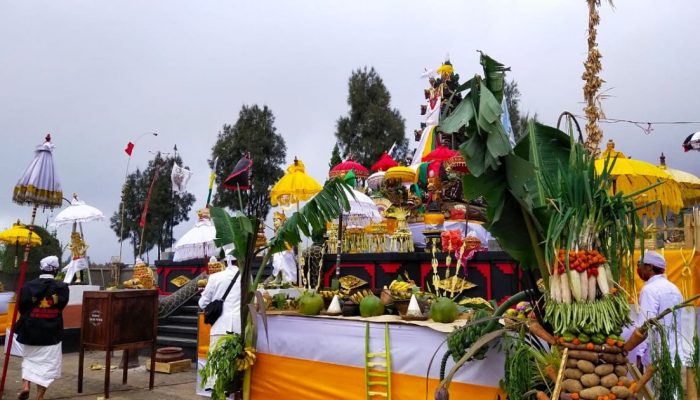 Upacara Kasada, Tradisi Leluhur Suku Tengger yang Tetap Lestari di Kaki Gunung Bromo