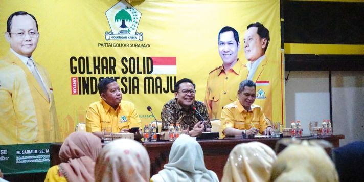 Ketua DPD Golkar Surabaya saat menggelar rapat pleno untuk lomba inovasi produk oleh-oleh kas surabaya