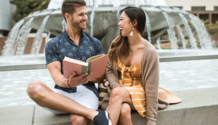 7 Alasan Pria Humoris Lebih Menarik daripada Pria Romantis