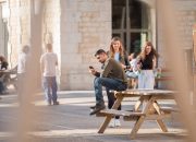 3 Zodiak yang Betah Banget Hidup Offline