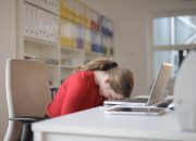 7 Tips Ampuh Hilangkan Rasa Kantuk Saat Kerja di Kantor