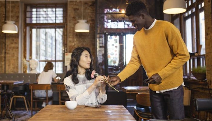 5 Zodiak yang Jago Memikat di Kencan Pertama, tapi Kurang Cocok untuk Hubungan Jangka Panjang