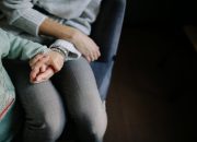 5 Dampak Buruk Orang Tua Bertengkar di Depan Anak yang Wajib Diketahui