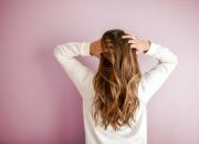 5 Alasan Kenapa Rambut Kamu Gampang Rontok di Usia Muda