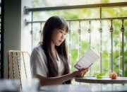 5 Alasan Kenapa Membaca Buku di Kafe atau Taman Justru Bikin Pikiran Lebih Chill