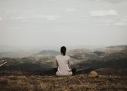 5 Jurus Ampuh Mindfulness buat Redam Overthinking Sebelum Tidur