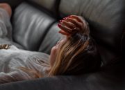 5 Kebiasaan Santai Anak Muda yang Diam-Diam Bikin Imunmu Drop Parah