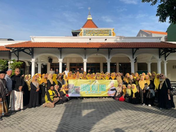 Warga Gunuganyar Lor saat melakukan ziarah wali 5