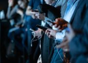 Gak Perlu Ambil Hati, 3 Cara Jitu Berhenti Mikirin Komentar Pedas di Media Sosial