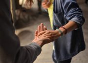 Punya Teman Hobi Ngutang? Ini 5 Cara Jitu Biar Hubungan Gak Renggang