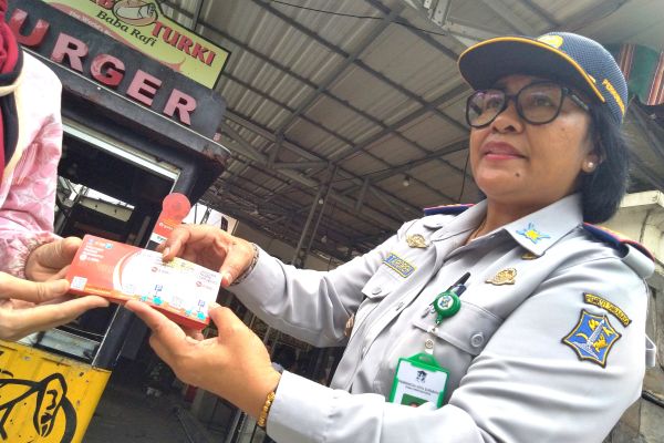 Petugas Dishub saat meunjukkan voucher parkir