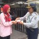 Petugas Dishub Surabaya saat mensosialisasikan Voucher Parkir