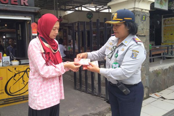 Petugas Dishub Surabaya saat mensosialisasikan Voucher Parkir